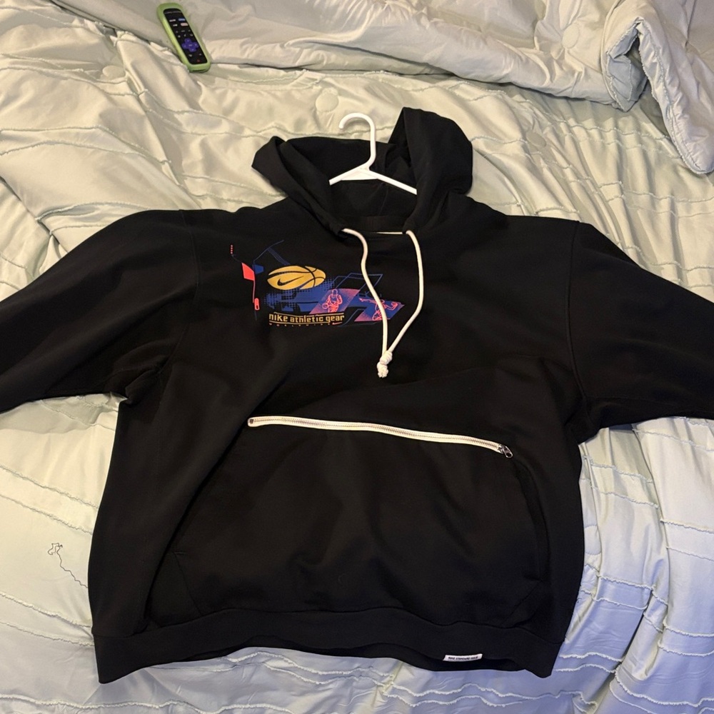Nike basketball dri fit Black Hoodie with Gold Design xxl